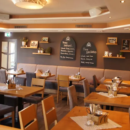 Dein Franz - Bistro, Kaffeebar & Outdoor-lounge - فندق 3*