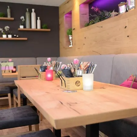 Dein Franz - Bistro, Kaffeebar & Outdoor-lounge - فندق